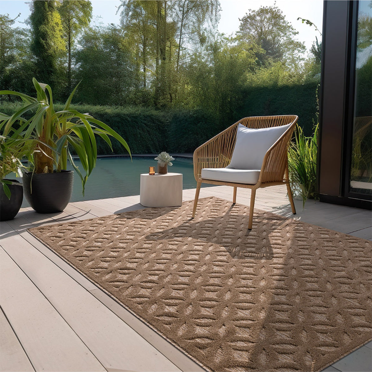 Tapete geométrico café para exterior colocado en terraza junto a silla de mimbre