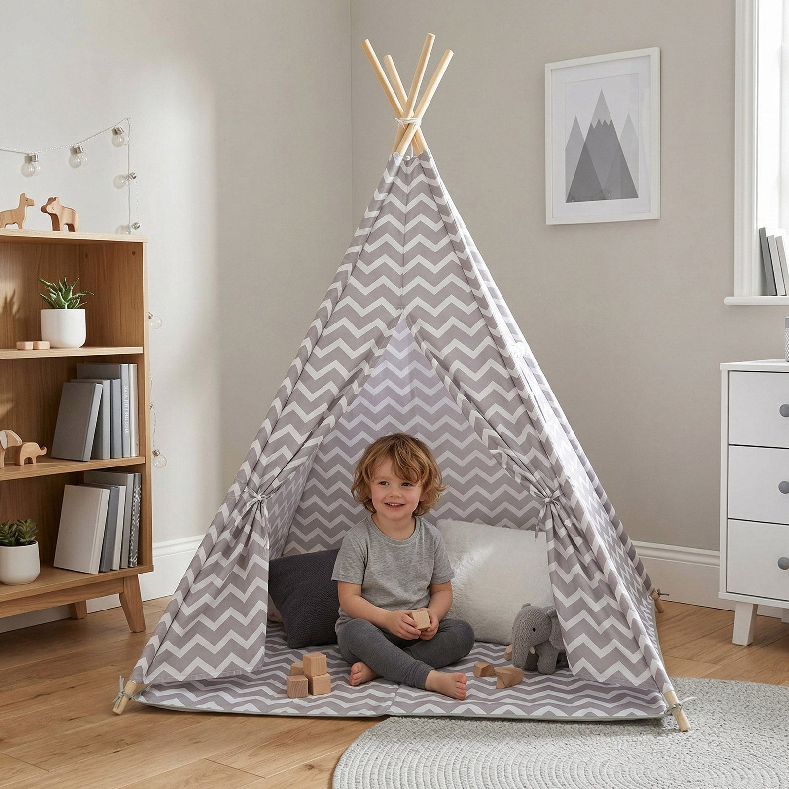 Niño jugando dentro de una tipi tienda gris y blanca en una habitación moderna con muebles de madera clara y decoración minimalista - Tufan