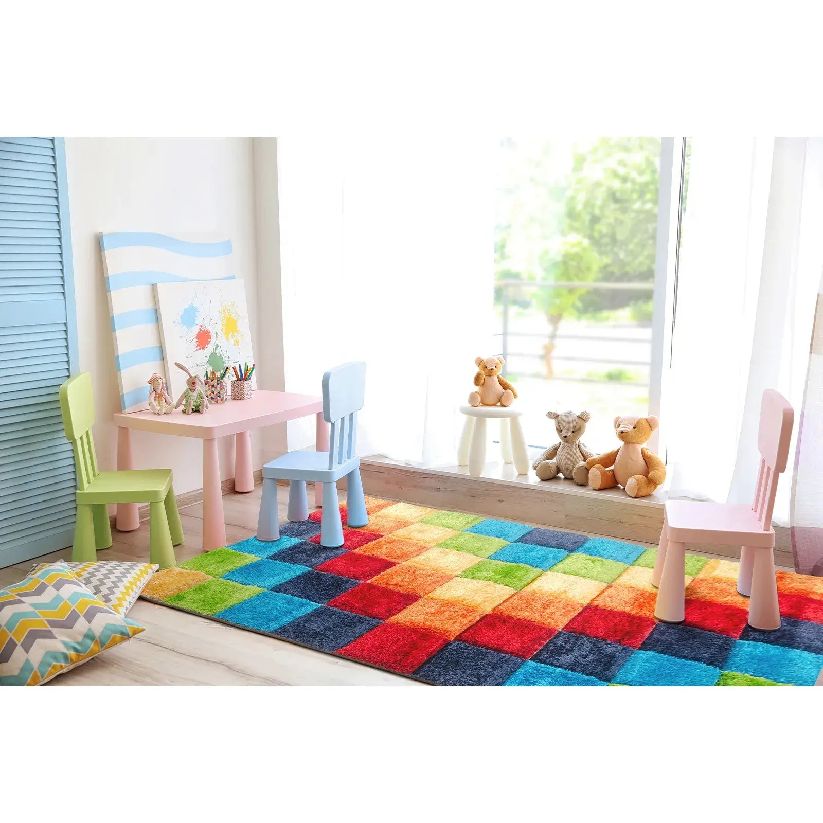 Tapete decorativo multicolor Kidora en habitación infantil con mesa y sillas coloridas.