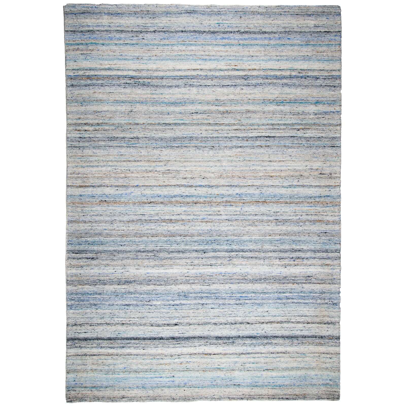Tapete decorativo Mariel 03 de lana con diseño minimalista de rayas horizontales en colores azul cielo y gris para interiores modernos - Marca Tufan.
