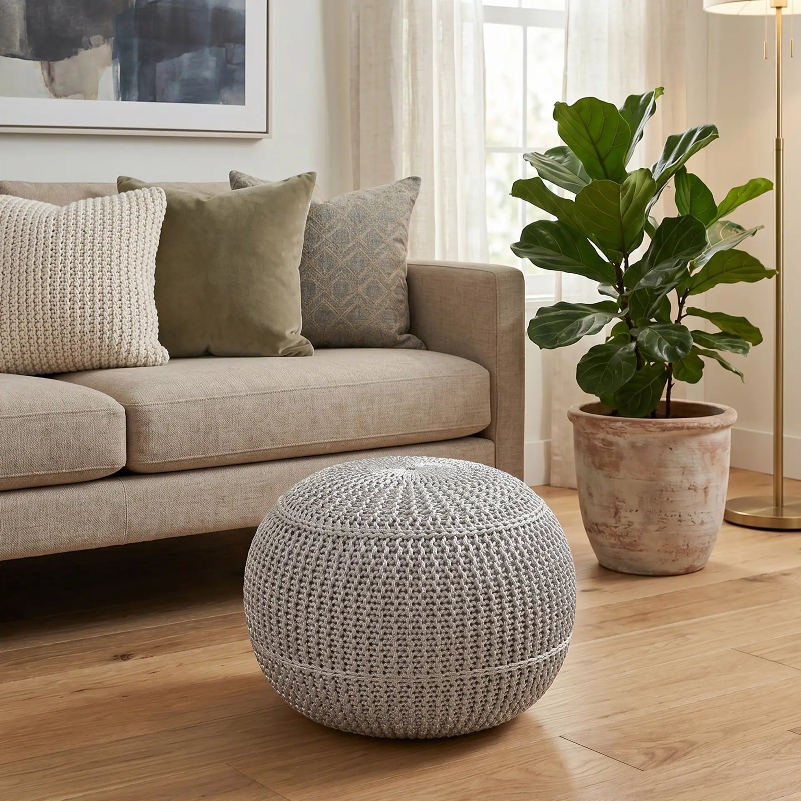 Decoración de habitación con Puff Metropolis plata junto a sofá beige, creando un ambiente elegante - Tufan