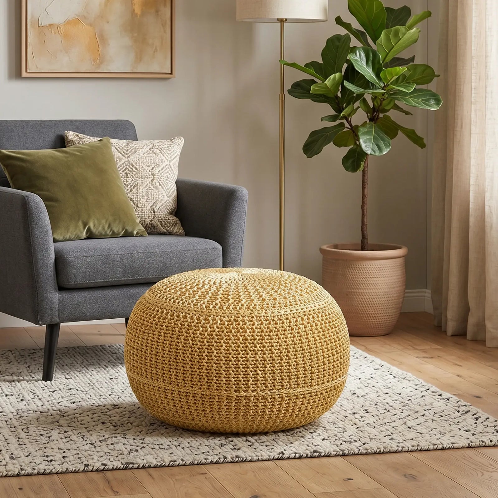 Decoración de sala acogedora con Puff Metropolis dorado junto a sillón gris y planta de interior - Tufan.
