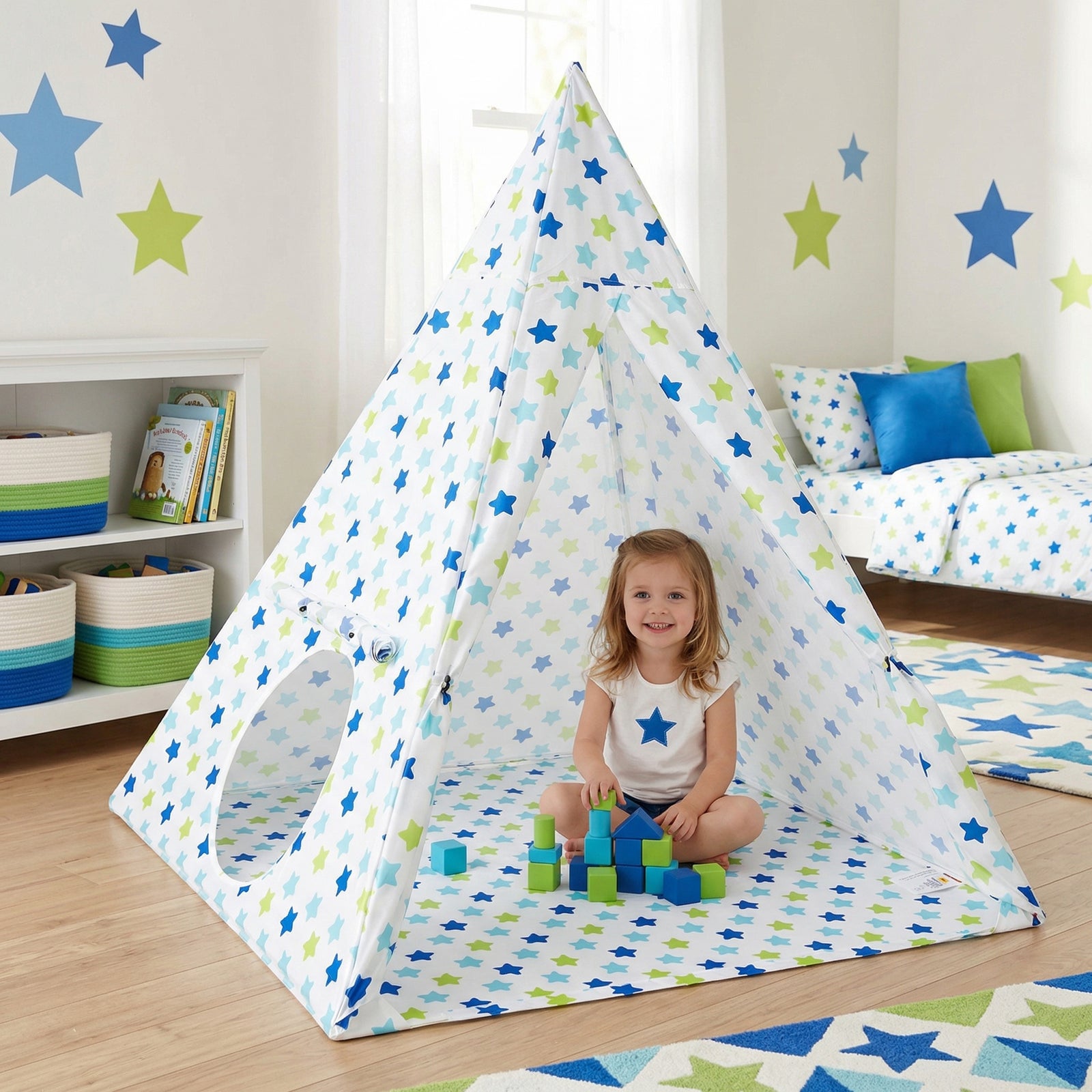 Tipi infantil blanca con estampado de estrellas en tonos azul y verde limón, entrada frontal abierta y estructura piramidal sobre fondo blanco - Tufan.